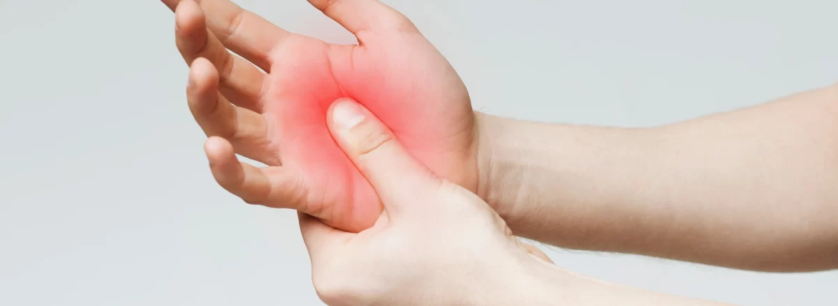 Skausmas plaštakoje – plaštakos ir riešo ligų diagnostika Senajojo bokšto klinikoje.