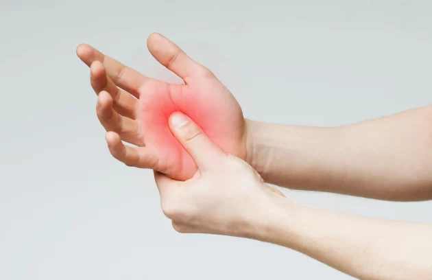 Skausmas plaštakoje – plaštakos ir riešo ligų diagnostika Senajojo bokšto klinikoje.